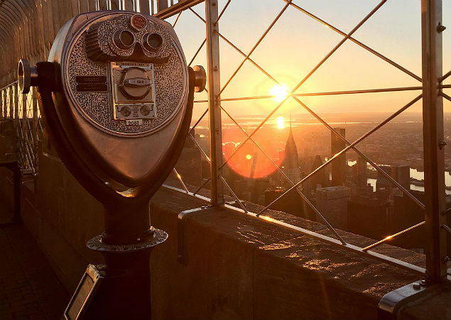 Foto de divulgao da nova experincia de assistir ao nascer do sol no topo do Empire State Building, em Nova York