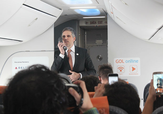 O presidente da Gol, Paulo Kakinoff, fala aos passageiros no primeiro voo com wi-fi