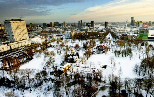 Vista de Roterd coberta pela neve no Natal
