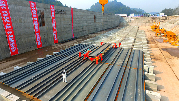 Trabalhadores na construo da rplica do Titanic na China