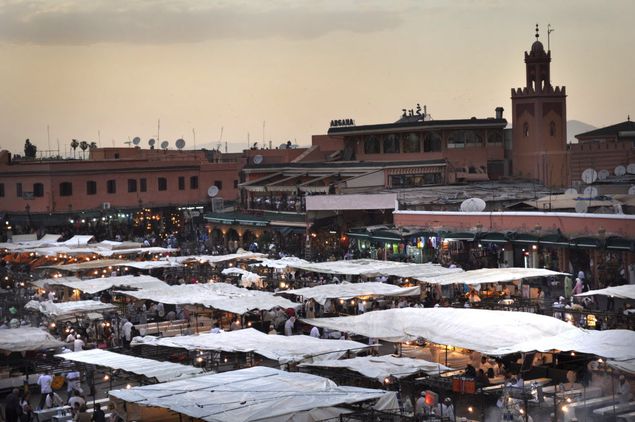Barracas de comida montadas na praa Djemaa El Fna, em Marrakech, no Marrocos