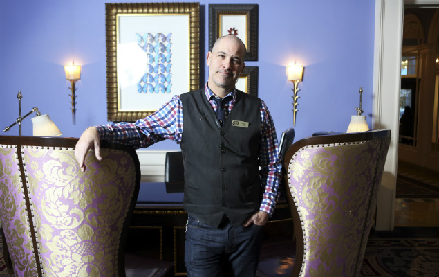 Joseph Sundberg, concierge do hotel Monaco, em Portland (EUA)