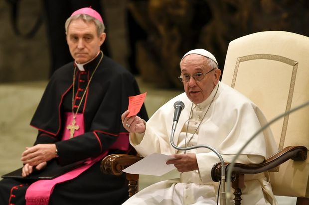 Papa Francisco mostra um ingresso gratuito para a entrada no Vaticano durante a audincia geral