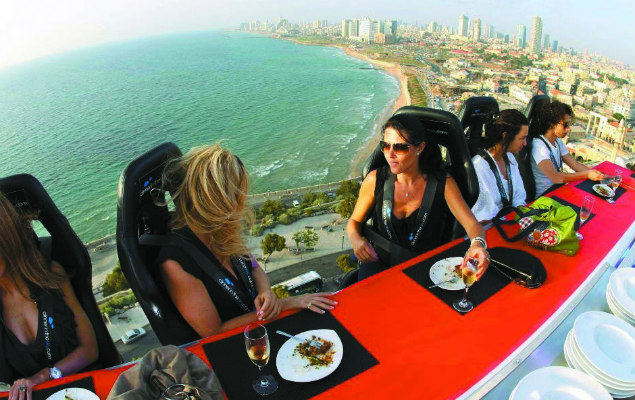 Dinner in the Sky' que aconteceu na cidade de Jafa, em Israel