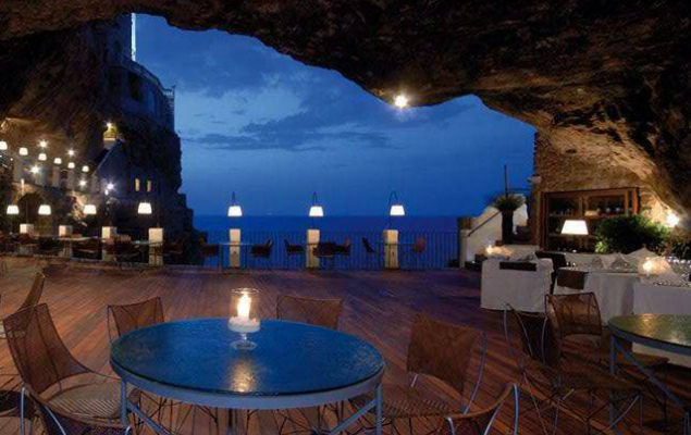 Ristorante Hotel Grotta Palazzese, na cidade de Polignano a Mare, Itlia