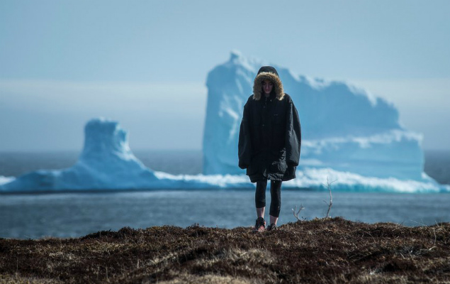 Turista visitm Ferryland para ver de perto um iceberg 