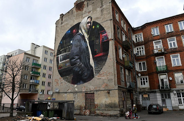 A graffiti on the building of Praga, Warsaw's district on the right side of Vistula river on February 24, 2017 The Polish capital is a city divided: by a river, by history, by reputation. For years the right side of the wide Vistula waterway was known for murder and mayhem while all the power and money went to the left. Not so anymore. / AFP PHOTO / Janek SKARZYNSKI (Photo credit should read JANEK SKARZYNSKI/AFP/Getty Images) POLONIA TURISMO ***DIREITOS RESERVADOS. NÃO PUBLICAR SEM AUTORIZAÇÃO DO DETENTOR DOS DIREITOS AUTORAIS E DE IMAGEM***