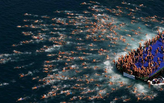 Nadadores na gua do Bsforo, em travessia a nado da sia para a Europa