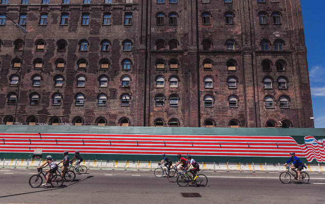 Pista fechada para os 35 mil participantes da prova de ciclismo que anualmente cruza Nova York