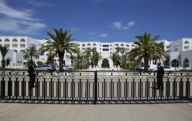 Guardas fazem segurana em frente a resort em Sousse, na Tunsia, que foi alvo de ataque em 2015