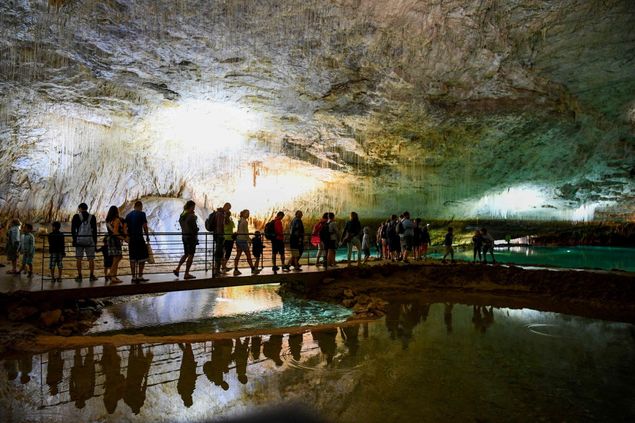 Turistas visitam gruta de Choranche, perto de Lyon, na Frana