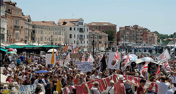 Veneza, Itália Manifestantes protestaram no início de julho contra a inundação de Veneza por cerca de 20 milhões de turistas ao ano. A cidade histórica tem 55.000 habitantes e muitos se incomodam com o excesso de lixo e barulho. A manifestação também criticou o aumento dos aluguéis e o impacto de grandes cruzeiros. Autoridades locais prometeram proibir que novas acomodações 