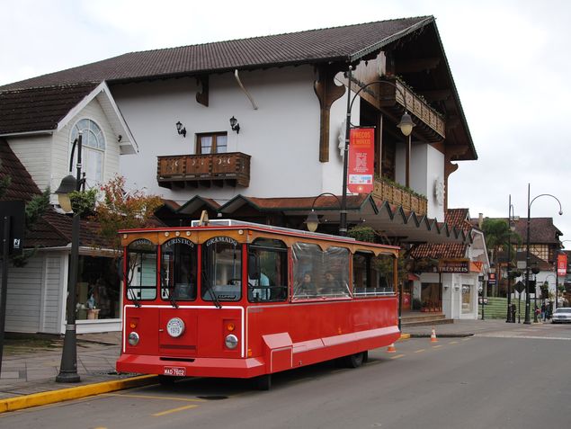 Ônibus turístico no centro de Gramado (RS)