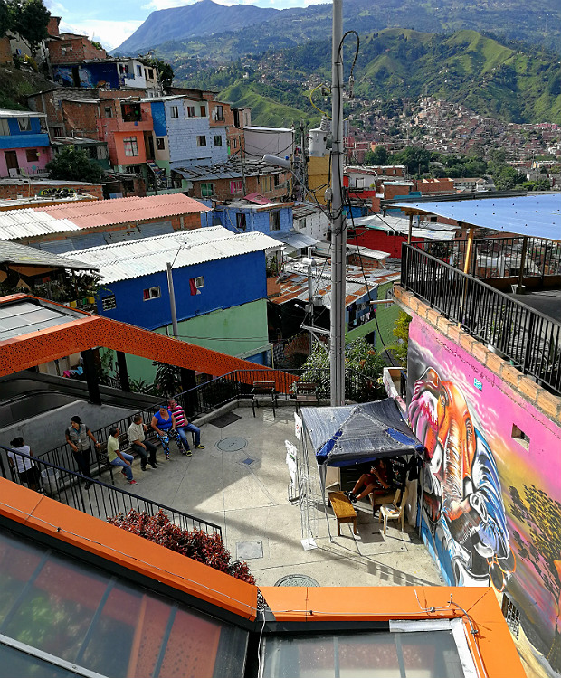 Escadas rolantes que conectam declives da Comuna 13, em Medelln