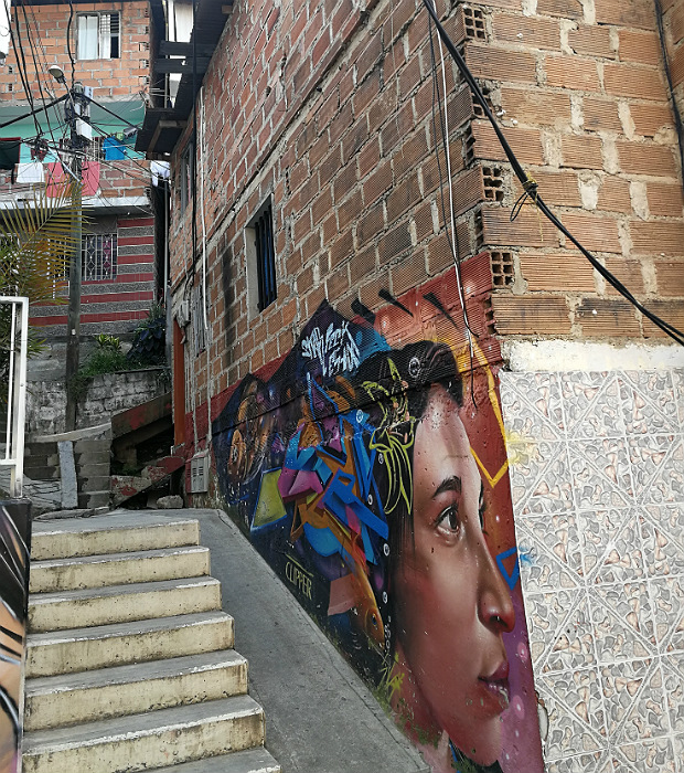 Grafite em casa da Comuna 13, favela na periferia de Medelln