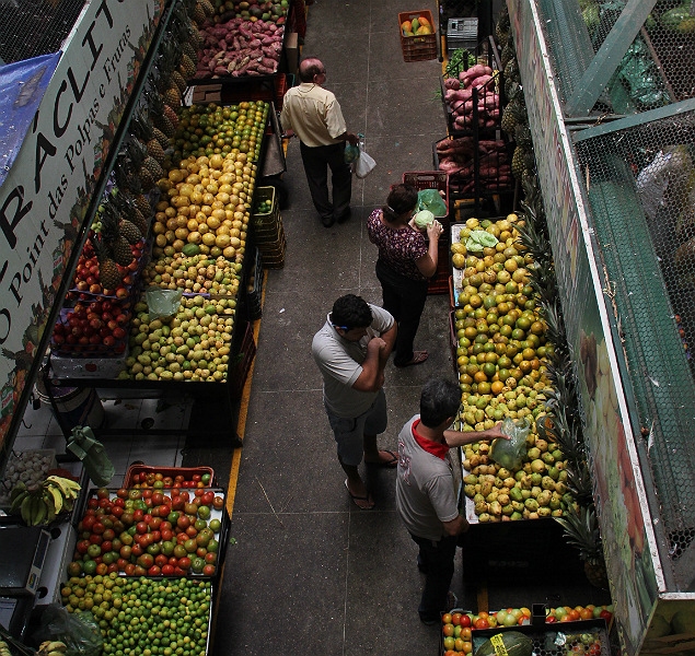 Vista do alto do movimento de consumidores em boxes de frutas e verduras do Mercado São Sebastião, em Fortaleza
