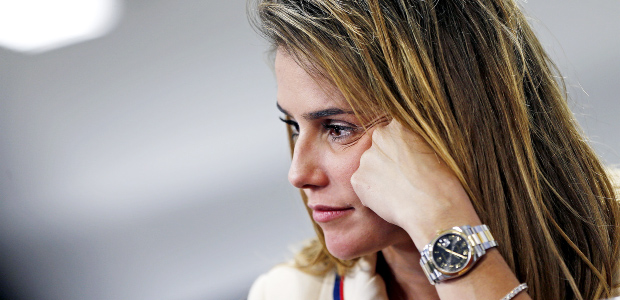 A atriz Deborah Secco em entrevista  TV Folha.