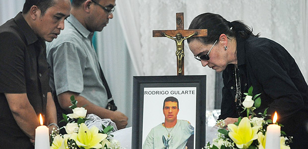 (150429) -- YAKARTA, abril 29, 2015 (Xinhua) -- Angelita Muxfedlt (d), una prima del convicto condenado a muerte y ejecutado brasileo, Rodrigo Gularte, observa el cuerpo de Gularte dentro de un fretro en la morgue del Hospital St. Carolus, en Yakarta, Indonesia, el 29 de abril de 2015. La ejecucin de ocho personas declaradas culpables de trfico de drogas y asesinato se llev a cabo a las 00:25 del mircoles hora del oeste de Indonesia (17:25 GMT), inform la red nacional de televisin. (Xinhua/Veri Sanovri) (jg) (sp)