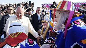 MO07 MORELIA (MXICO) 17/02/2016.- Fotografa facilitada por L'Osservatore Romano que muestra al papa Francisco (izda) que saluda a los fieles antes de oficiar una misa en el estadio Venustiano Carranza en Morelia, Mxico, ayer, 16 de febrero de 2016. EFE/Osservatore Romano/Handout SLO USO EDITORIAL/PROHIBIDA SU VENTA ORG XMIT: MO07