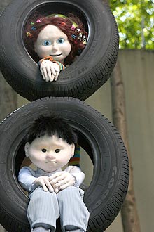 Bonecos do vida ao espetculo infantil "Ps Descalos", em cartaz no Sesc Pinheiros