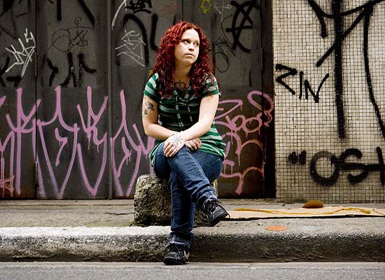 Caroline Pivetta, 25, posa para foto pouco tempo aps sair da priso pelo ataque  Bienal, em dezembro de 2008