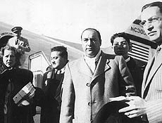 O poeta Pablo Neruda, ento senador no Chile, desembarca em Congonhas, em SP em 1945.