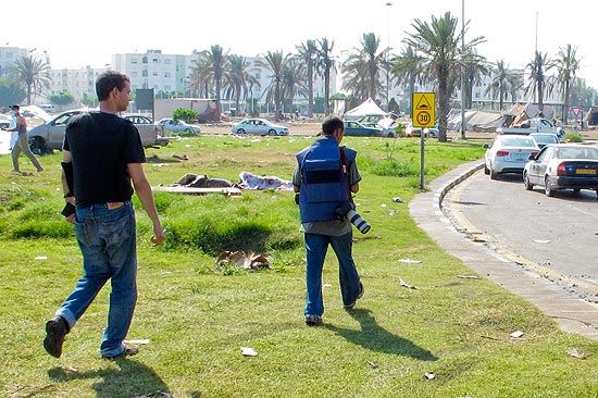 Samy Adghirni e Apu Gomes no bairro de Abu Sallim, um dos palcos da guerra entre rebeldes e o Exército