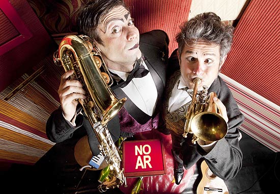 Os argentinos Marcelo Lujan e Pablo Nordio interpretam dois músicos com problemas na peça "Sem Concerto".