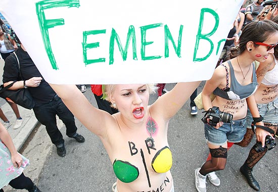 Sara Winter (sobrenome fictício, "para não envolver a família"), a primeira integrante do grupo Femen no Brasil