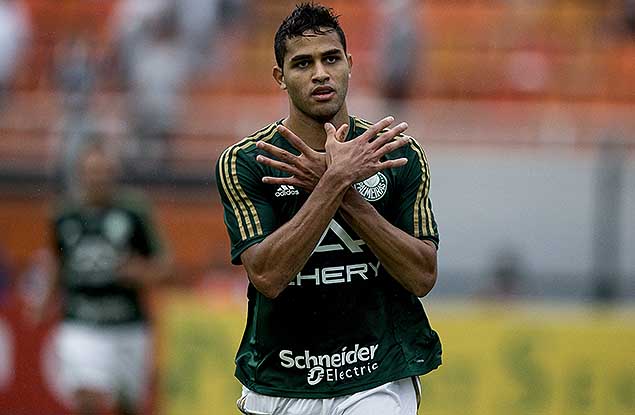 Alan Kardec comemora o gol de empate do Palmeiras na partida contra o Corinthians, no Pacaembu