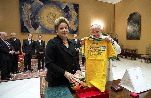Papa Francisco recebe da presidente Dilma Rousseff uma camisa da seleo brasileira autografada por Pel