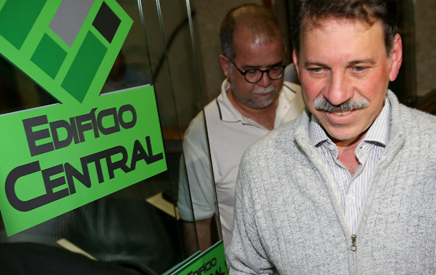 Delbio Soares, ex-tesoureiro do PT condenado no mensalo, deixa a sede da CUT 