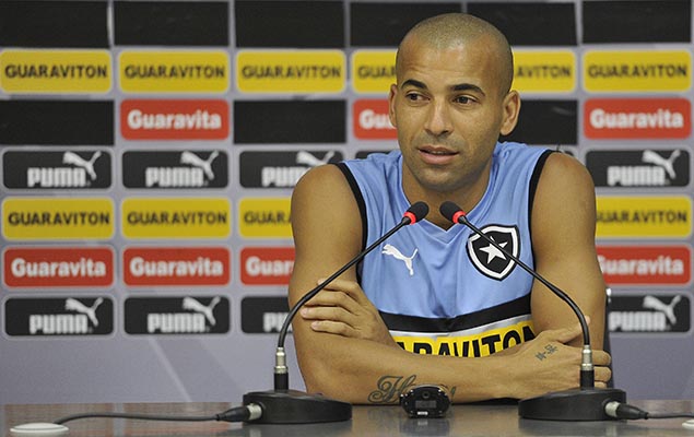 O atacante Emerson Sheik durante uma entrevista coletiva no Botafogo