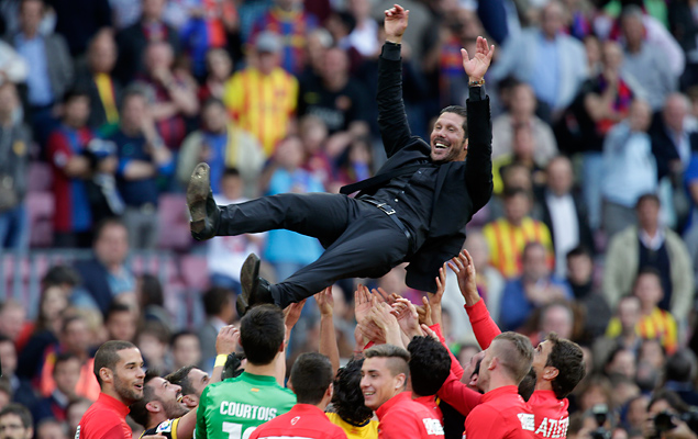 Simeone  festejado pelos jogadores aps conquista do Campeonato Espanhol
