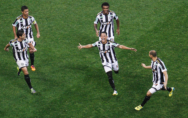 O meia Giovanni Augusto (ao centro), do Figueirense, festeja primeiro gol da histria do Itaquero