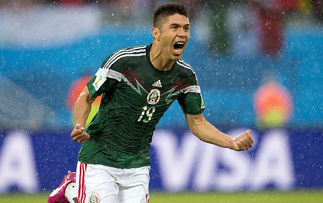 Oribe Peralta festeja aps marcar o gol da vitria mexicana sobre Camares, em Natal