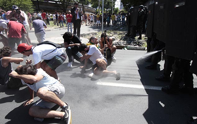 PM lana gs de pimenta contra manifestantes durante reintegrao de posse no cais Jos Estelita 