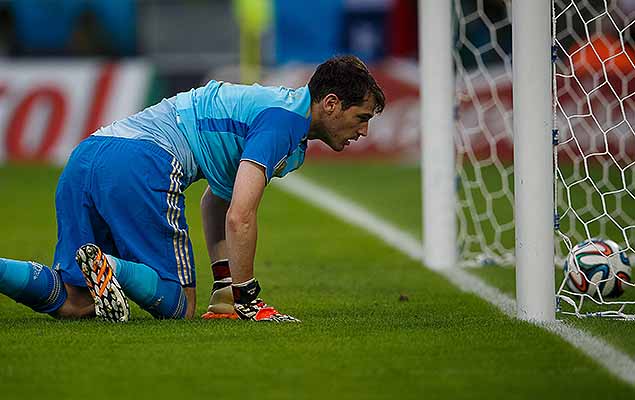 O goleiro Iker Casillas sofre o segundo gol chileno no Maracan, na quarta
