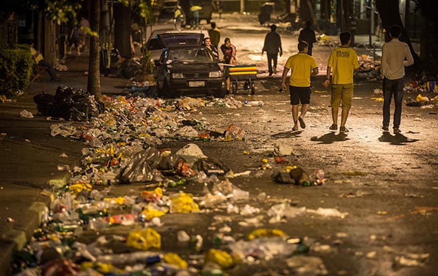 Lixo acumulado na rua Aspicuelta, na Vila Madalena, na zona oeste de So Paulo, aps o fechamento de bares