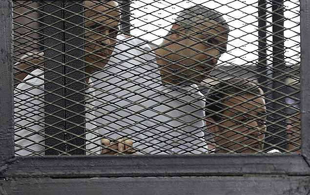 Peter Greste (esq.) e seus colegas Fahmy and Baher Mohamed so julgados em junho de 2014