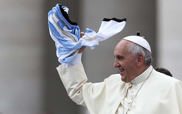 Papa Francisco segura uma camisa da seleo argentina no Vaticano
