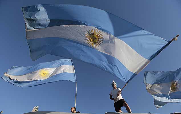 Torcedores agitam bandeiras da Argentina