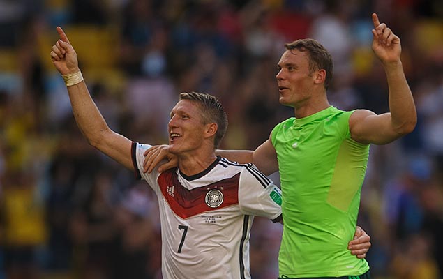 Schweinsteiger (esq.) e Neuer comemoram a classificao da Alemanha