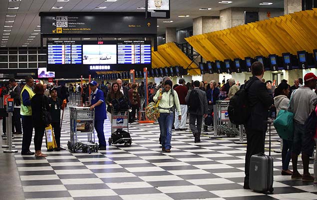 Movimentao de passageiros no aeroporto de Congonhas, na zona sul de So Paulo