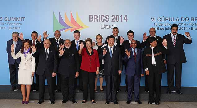 A presidente Dilma Rousseff ao lado dos presidentes e chefes de governo da Unasul, em julho, na 6 Cpula dos Brics