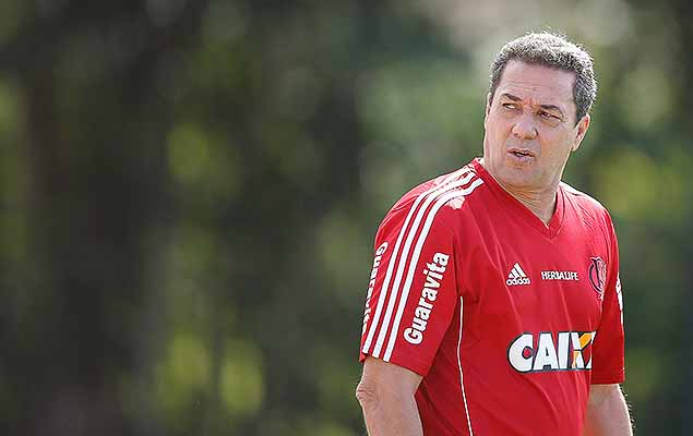 Vanderlei Luxemburgo durante treino do Flamengo no CT Ninho do Urubu no Rio de Janeiro