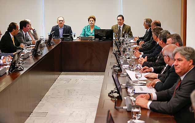 A presidente Dilma Rousseff participa de reunio com dirigentes de clubes de futebol, no Palcio do Planalto, em Braslia (DF), nesta sexta-feira. O ministro do Esporte, Aldo Rebelo, tambm participa da reunio.