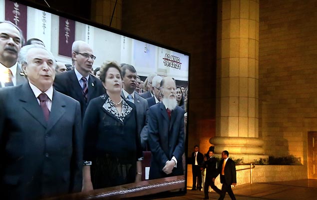 Telão exibe imagem de Dilma, Michel Temer e do bispo Edir Macedo (à dir.) na cerimônia de inaguração do Templo de Salomão, em SP