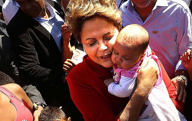 Dilma Rousseff seguram um beb em visita na manh desta segunda-feira (4) a um posto de sade na Vila Jacy em Guarulhos (SP)