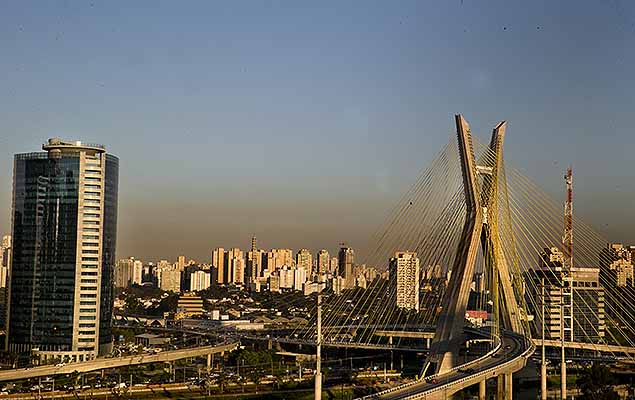 Zona sul da cidade de So Paulo nesta quarta-feira (6), com faixa de poluio